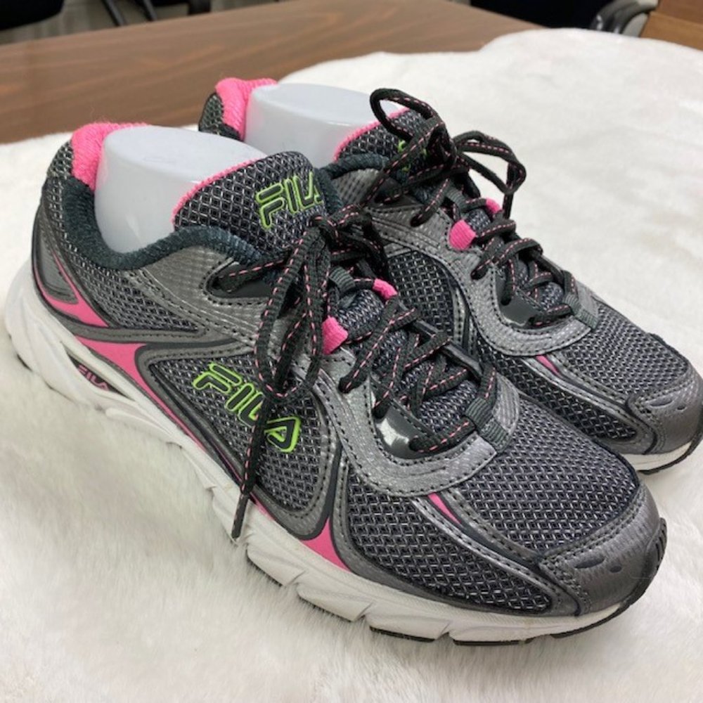 LIKE NEW Fila Women's Silver‎ & Sugarplum Quadrix Running Shoe, size 10